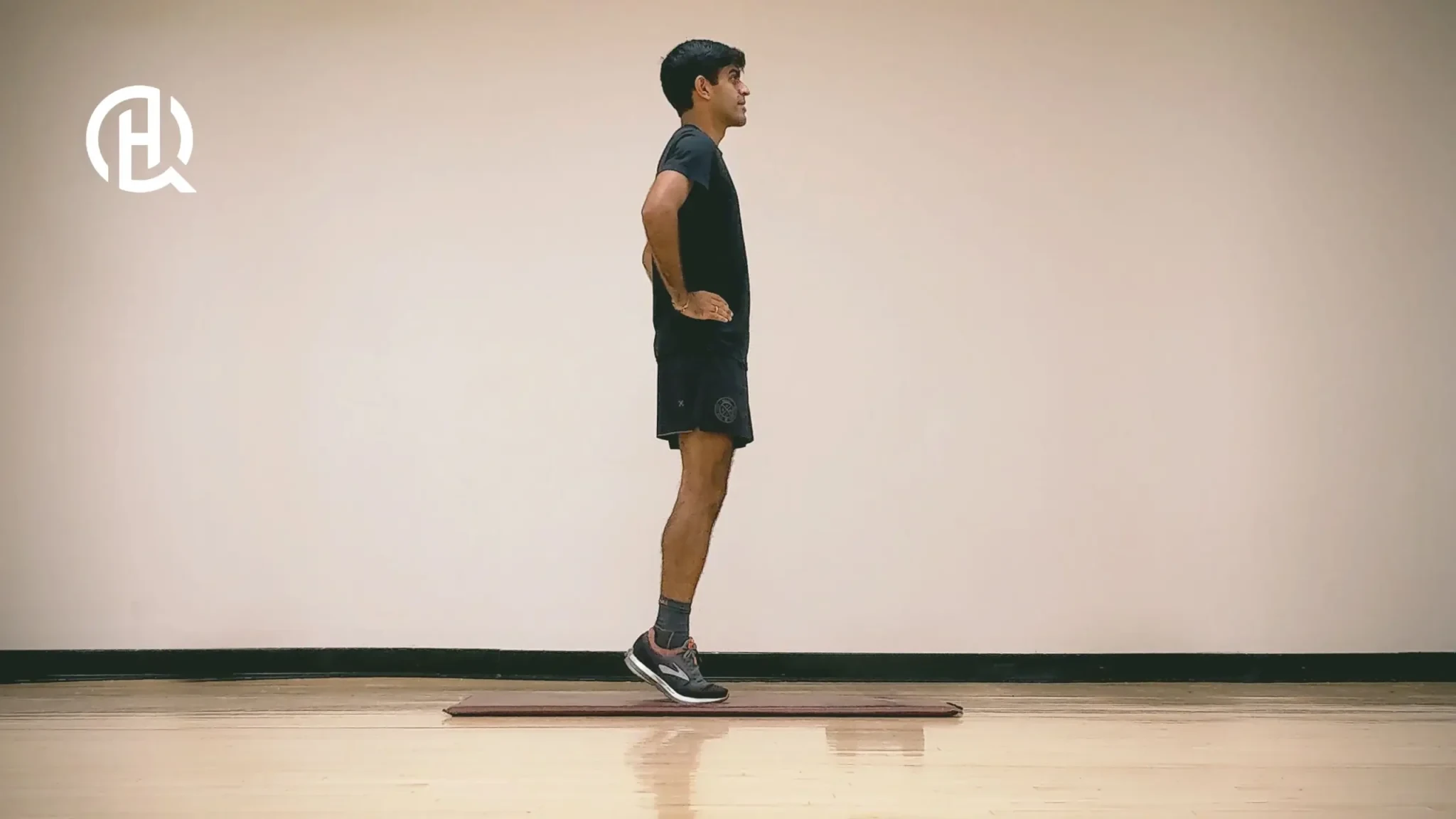 A simple exercise for the calves, standing still and elevating the back of the feet