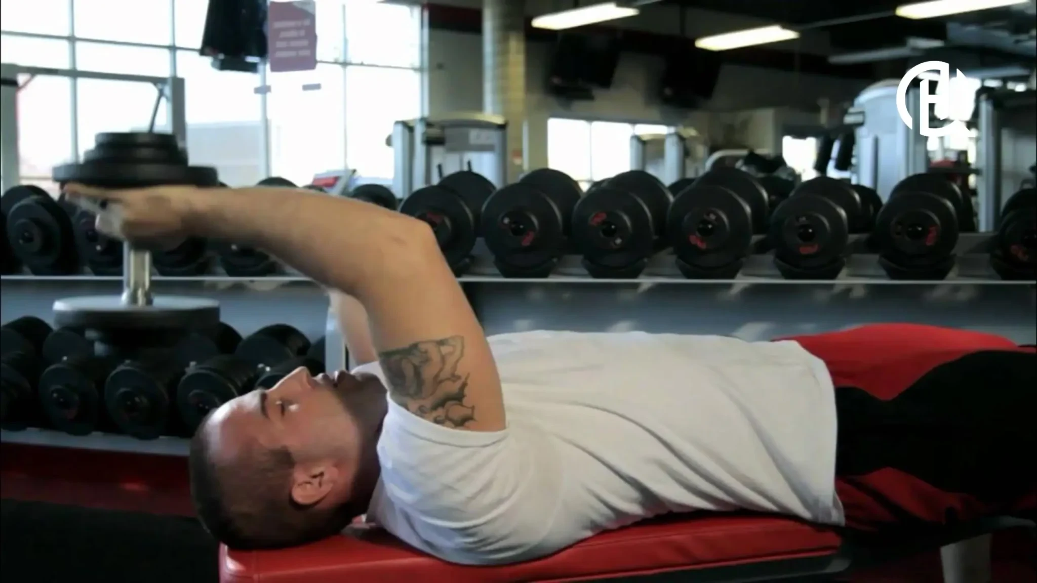 Man demonstrating common mistakes during lying triceps extension