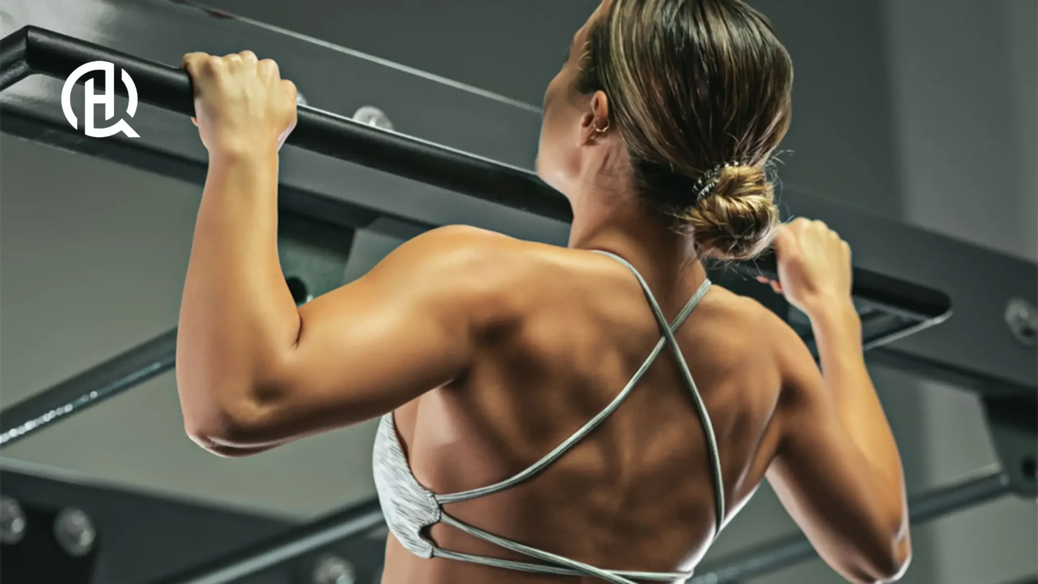 Woman doing Pull-Ups with full range of motion